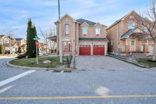 Ajax House | King Bed Convenience On Main Floor