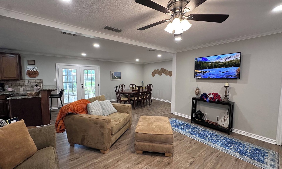 Texarkana House | King Bed-Covered Patio-2 Bath
