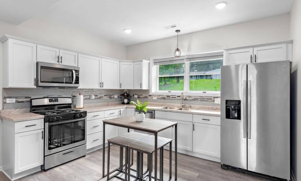 Cary House | King bed Crystal Lake Mchenry Cary Cozy