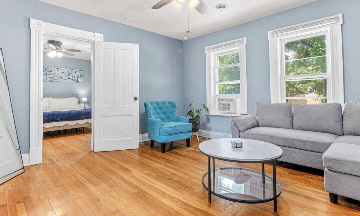 Thomas - Dale Apartment | King Bed | Dedicated Workspace | Central Location