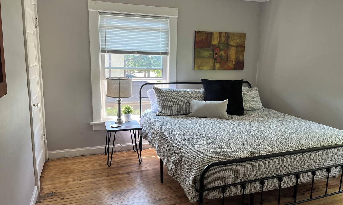 Des Moines Apartment | King bed Drake and central Des Moines