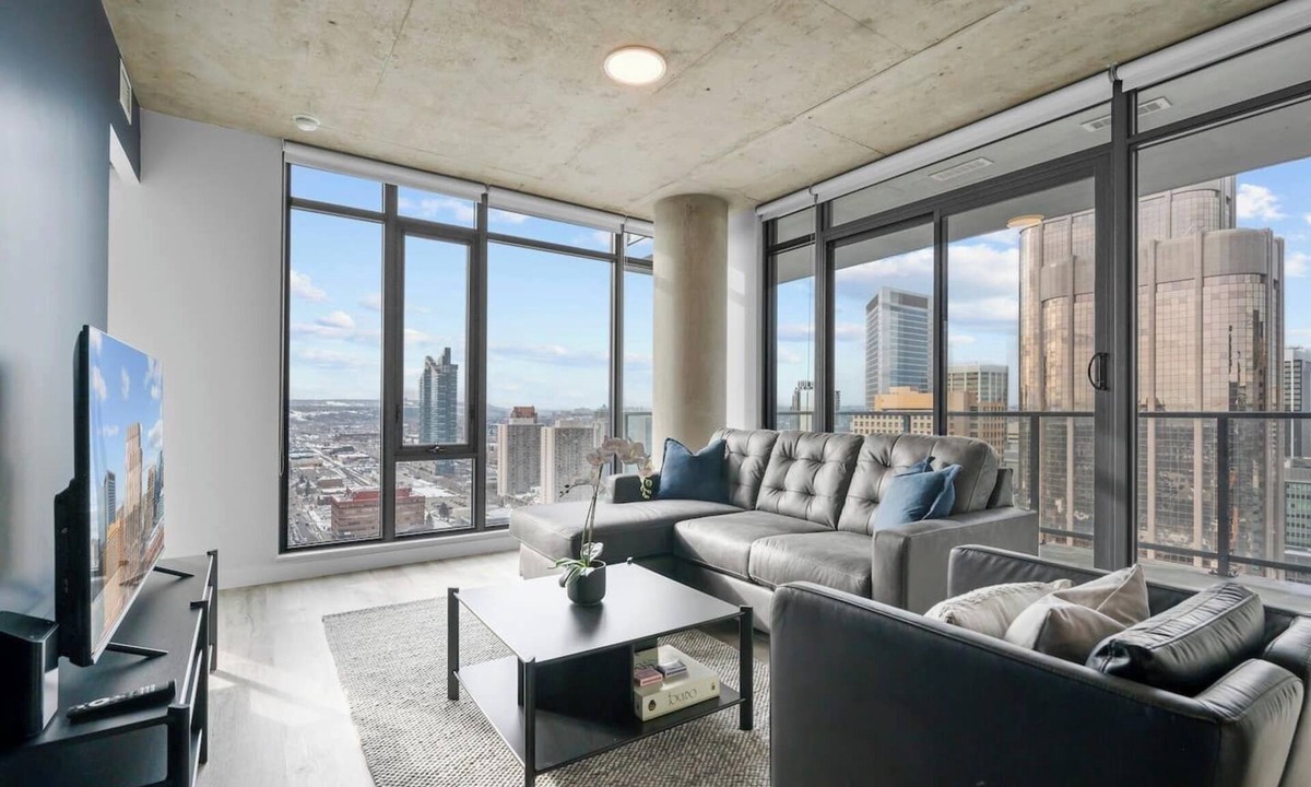 Connaught Apartment | King Bed | DT Views | AC | UG Park | Gym