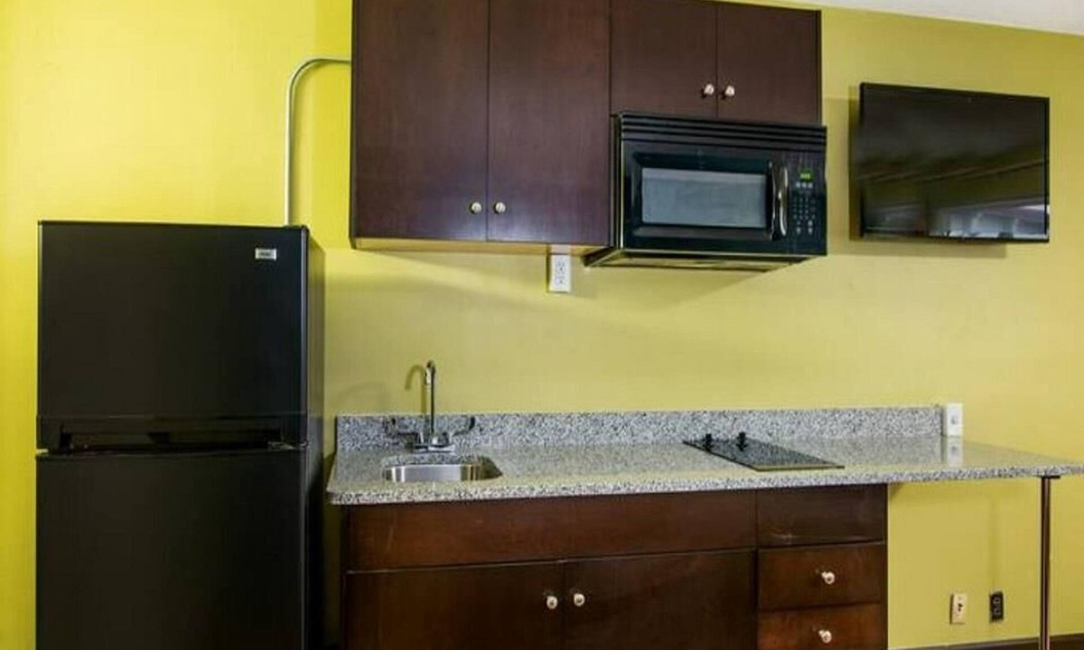 Selma Hotel | King Bed Efficiency Non-Smoking at Royal Extended Stay Hotel Selma I-95