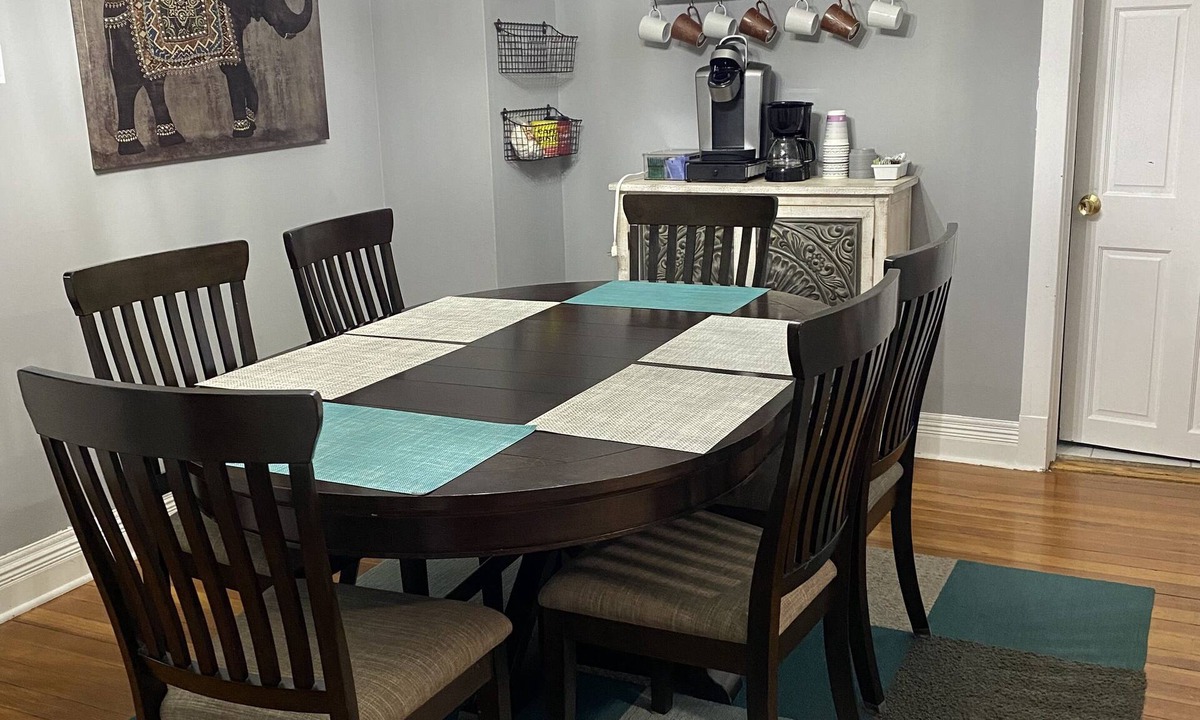 Elmhurst House | King Bed - Entire Home - Private corner lot