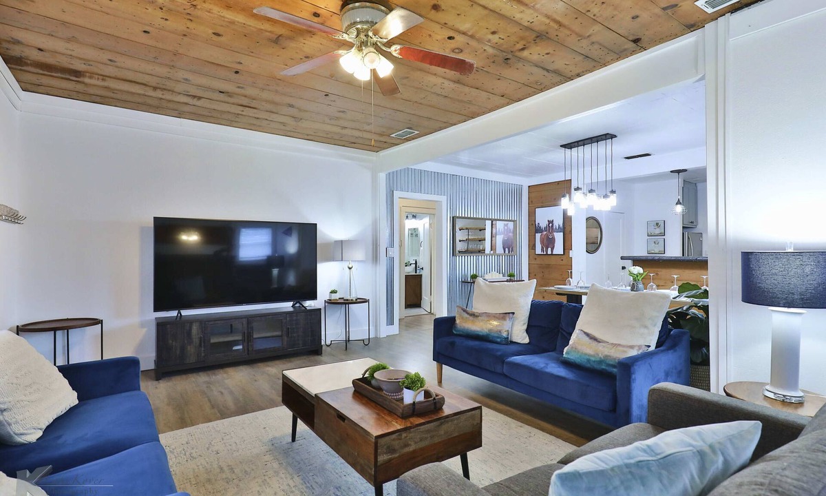 Abilene Cottage | King Bed Entire Home with Kitchen near ACU Abilene, Zoo