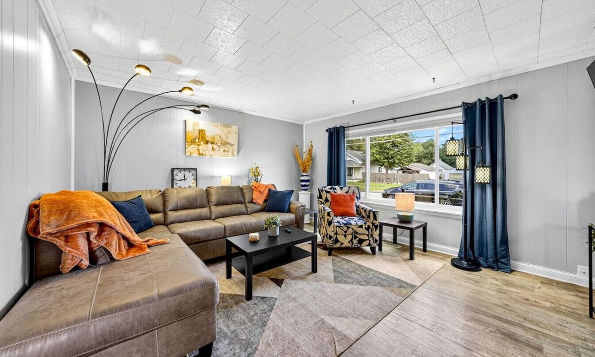 Terre Haute House | King bed, family friendly, cozy & clean, near ISU