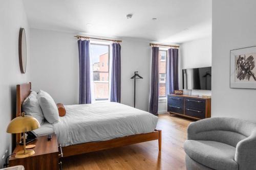 Bangor Apartment | King Bed, Fiber Internet, Heart of Bangor, 50 Roku TV, Room # 208