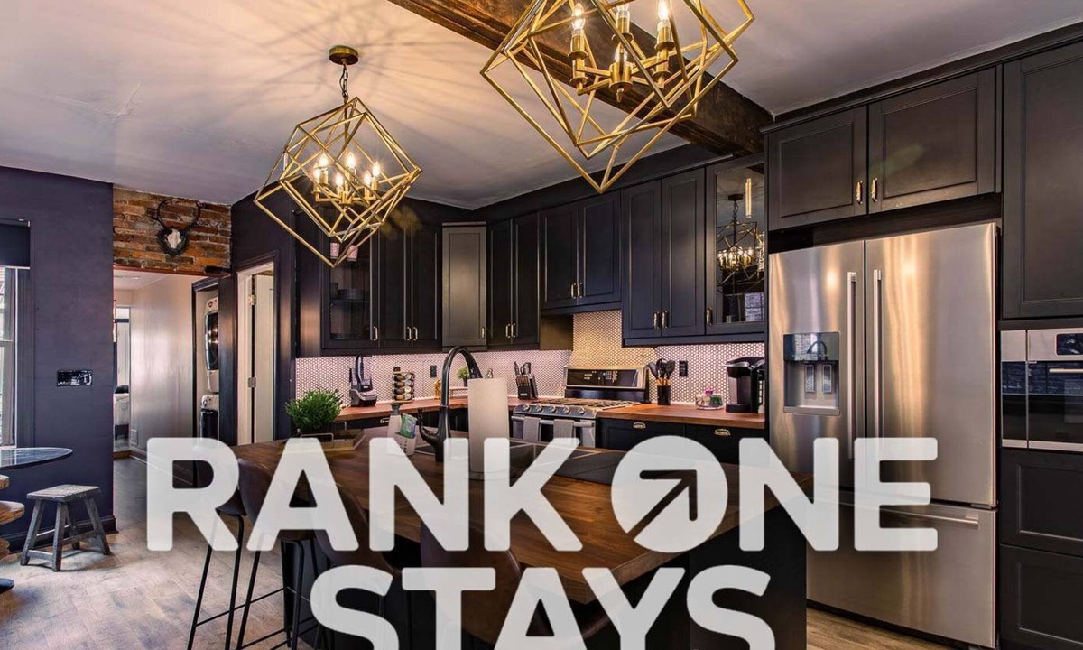 South Side Flats House | King Bed | Free Parking | BBQ | Fire pit | Arcade