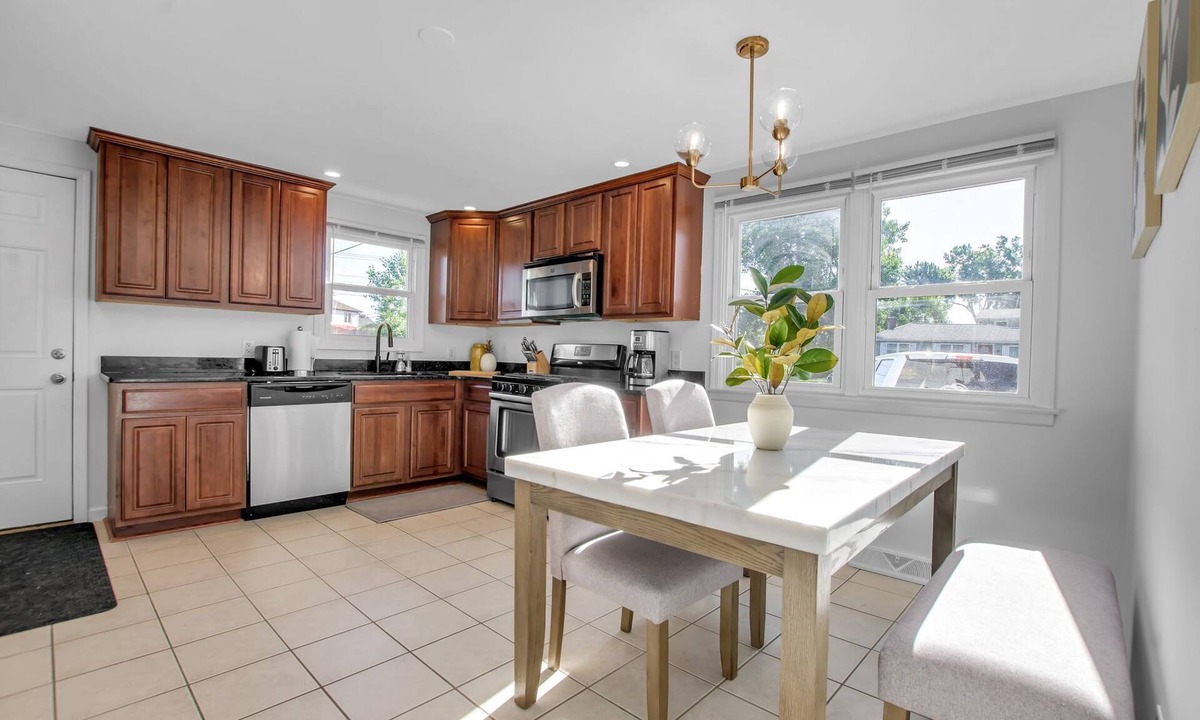 Cheektowaga House | King Bed, Fresh & Clean. 3 Bed 1.5 Bath, Extended Stay.