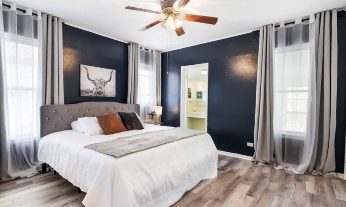 Monticello Park Apartment | King bed- Fully-Equipped kitchen- Free Parking