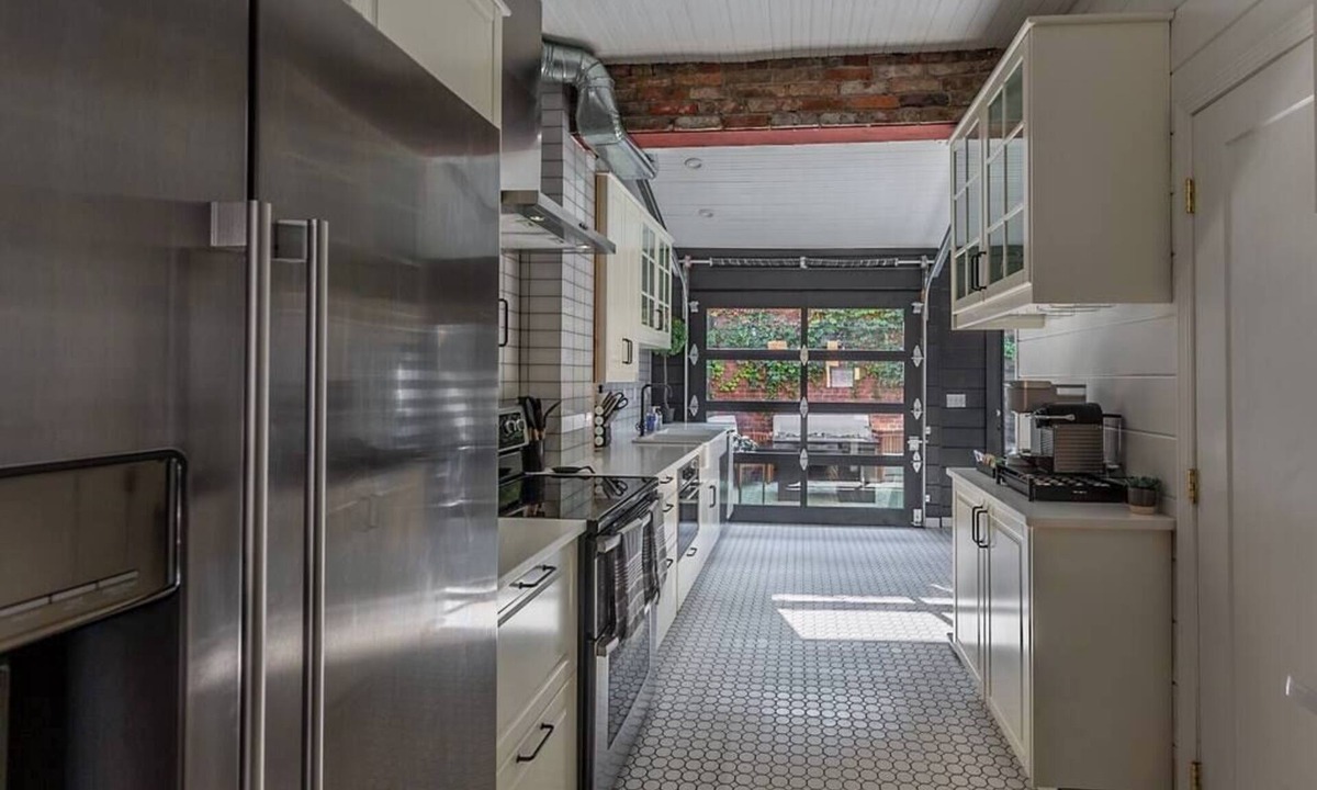 South Side Flats House | King Bed | Garage Door Patio | Free Parking
