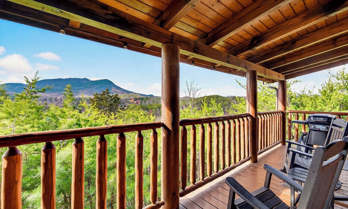 Sevierville Ski Chalet | King Bed, Gated Resort, Scenic View, Pool, Hot Tub