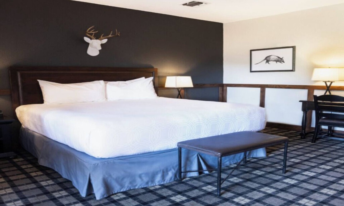 Boerne Hotel | King Bed | Golf Course Views | Pool Access | 6 mi to Hill Country Mile Shopping