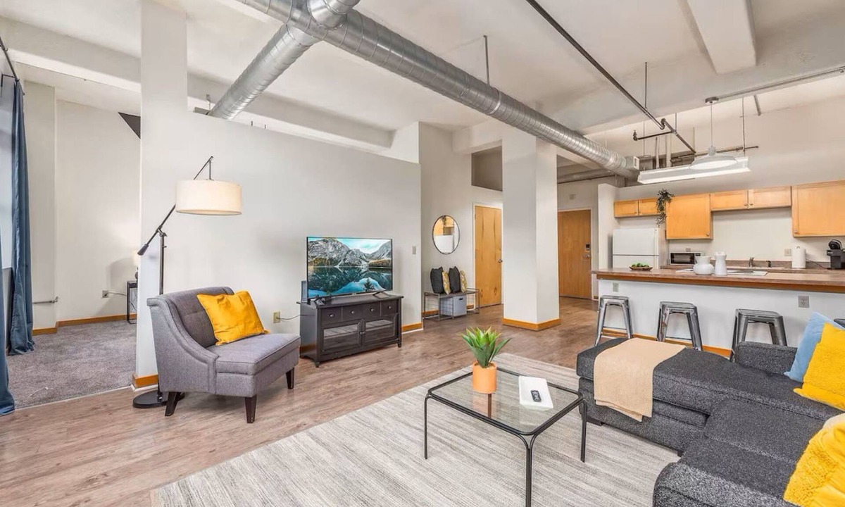 Mission Apartment | King Bed Great Location