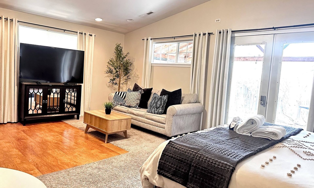 Medford Apartment | King Bed Guest Studio w/covered parking, private patio, Kitchenette,