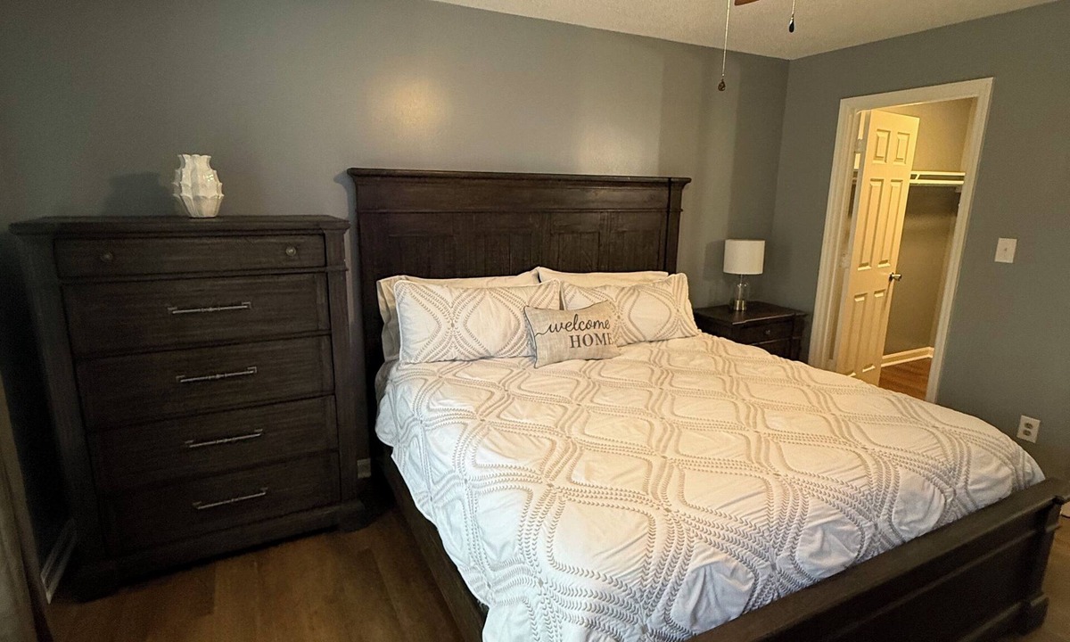 Warner Robins Apartment | King Bed Hillside Apartment Unit C