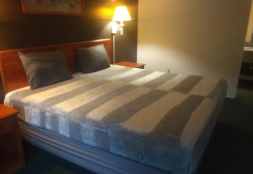 Livingston Apartment | King Bed Hotel Studio 104