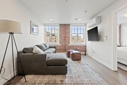 Riverside Apartment | King Bed J and K on Main Luxury Apartment 403