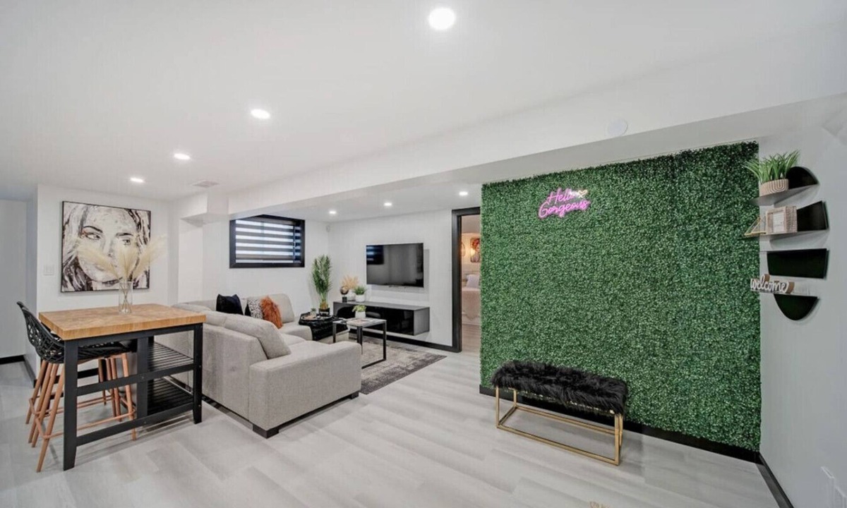 Niagara Falls Apartment | King Bed/Large Bathtub/Selfie Wall/Laundry