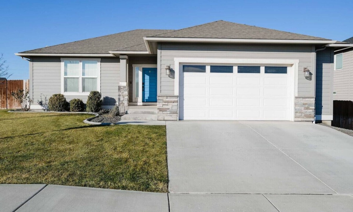 Kennewick House | King Bed, Large Kitchen, Yard & Garage #6027