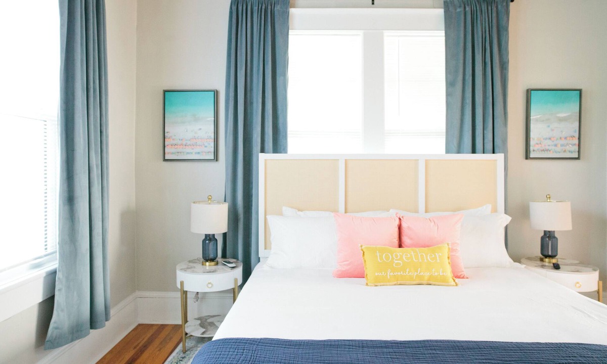 East Hill Apartment | King Bed Loft | Fast WiFi Included