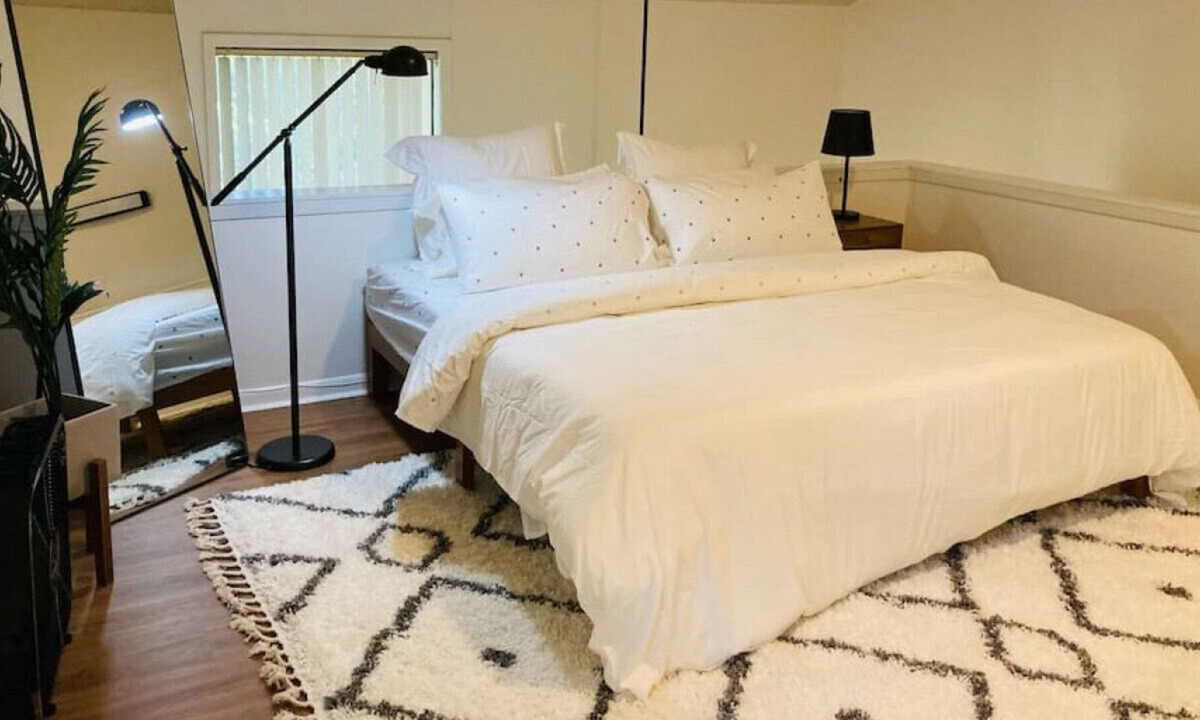 Hillcrest Apartment | KING BED Midtown 2 Story Loft