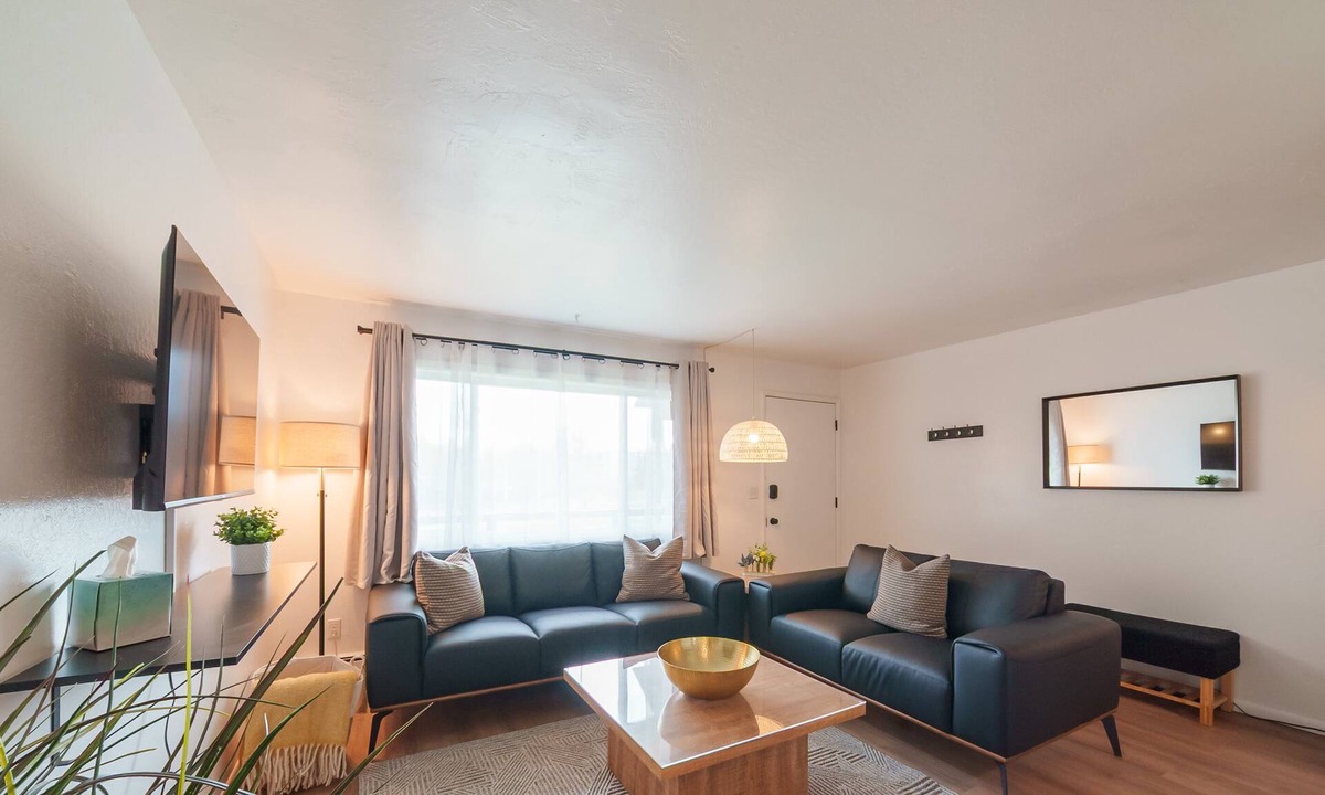 North Star Apartment | King Bed Midtown Apartment