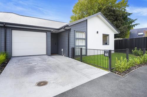 Hamilton House | King Bed, Modern and Peaceful - By KOSH BNB