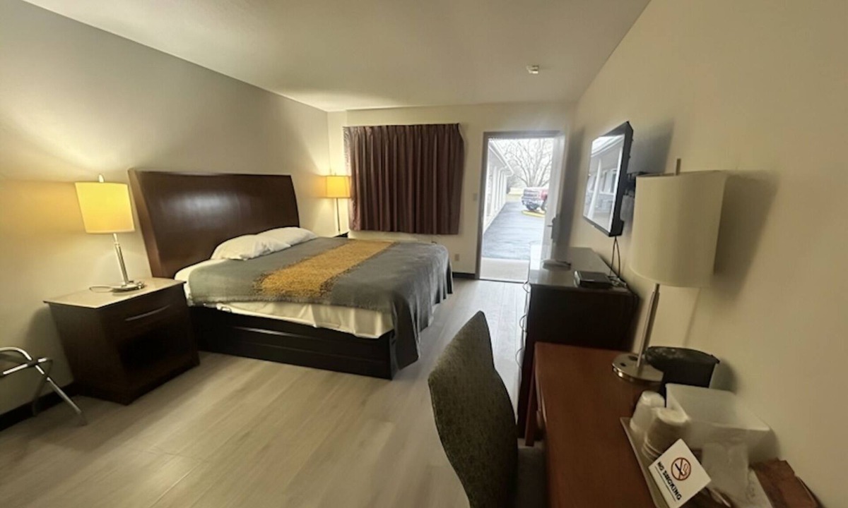 Greenville Hotel | King Bed near Kingsbury Park District Nature Preserve | Free Onsite Parking!
