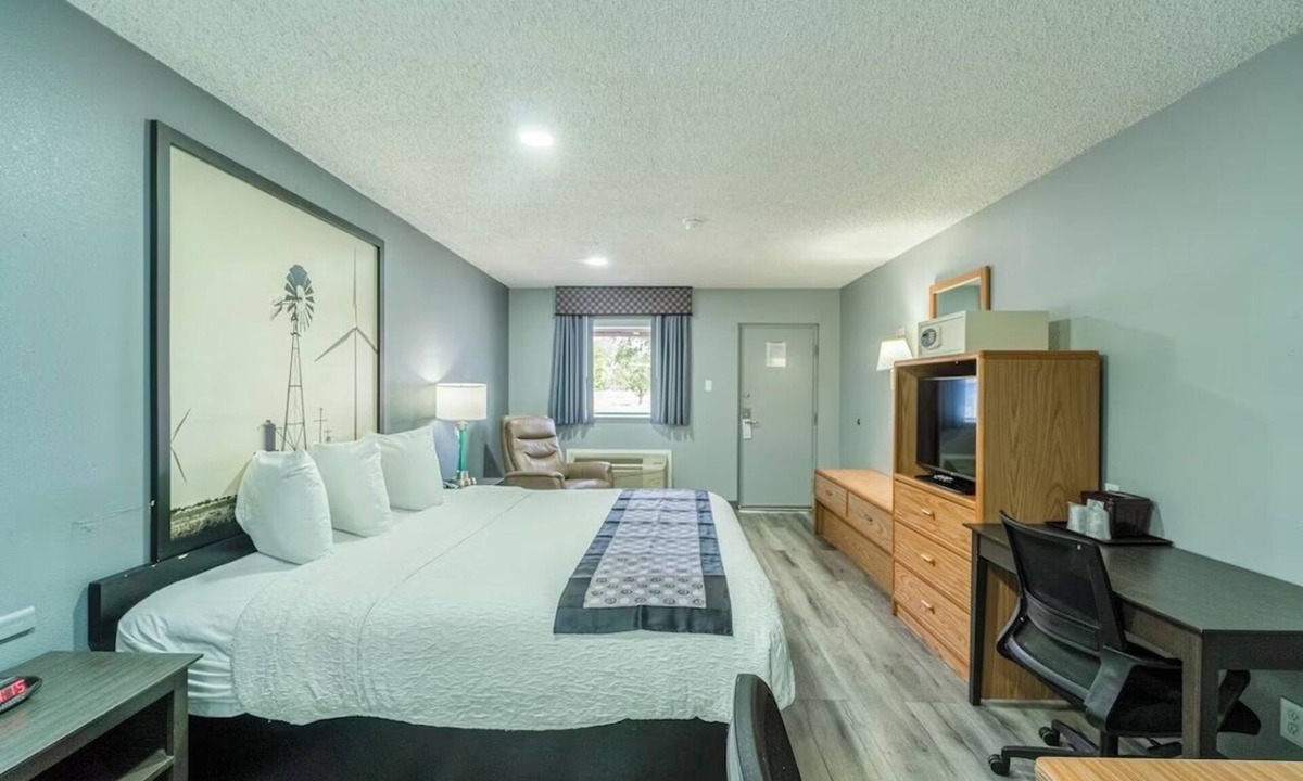 Ira Hotel | King Bed Non‑Smoking + Free Parking — Minutes from Sammy Baugh Golf Course