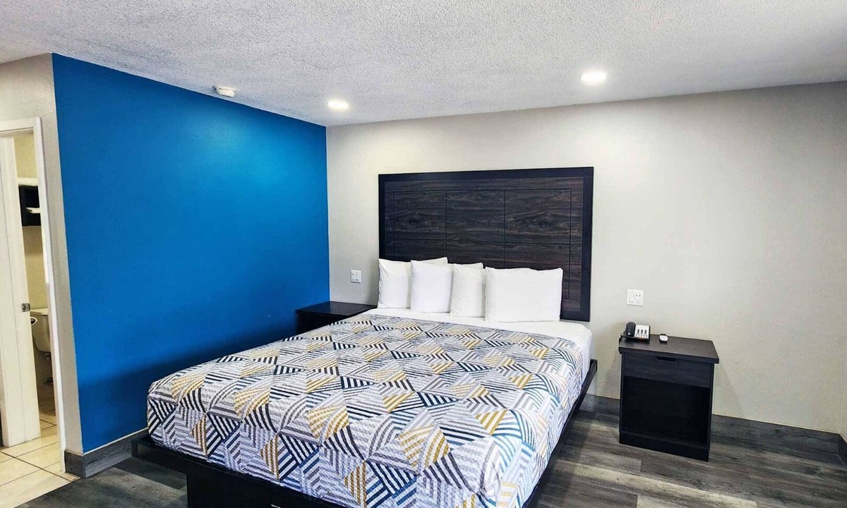Wharton Hotel | King Bed Non-Smoking Room at Scottish Inns and Suites Wharton