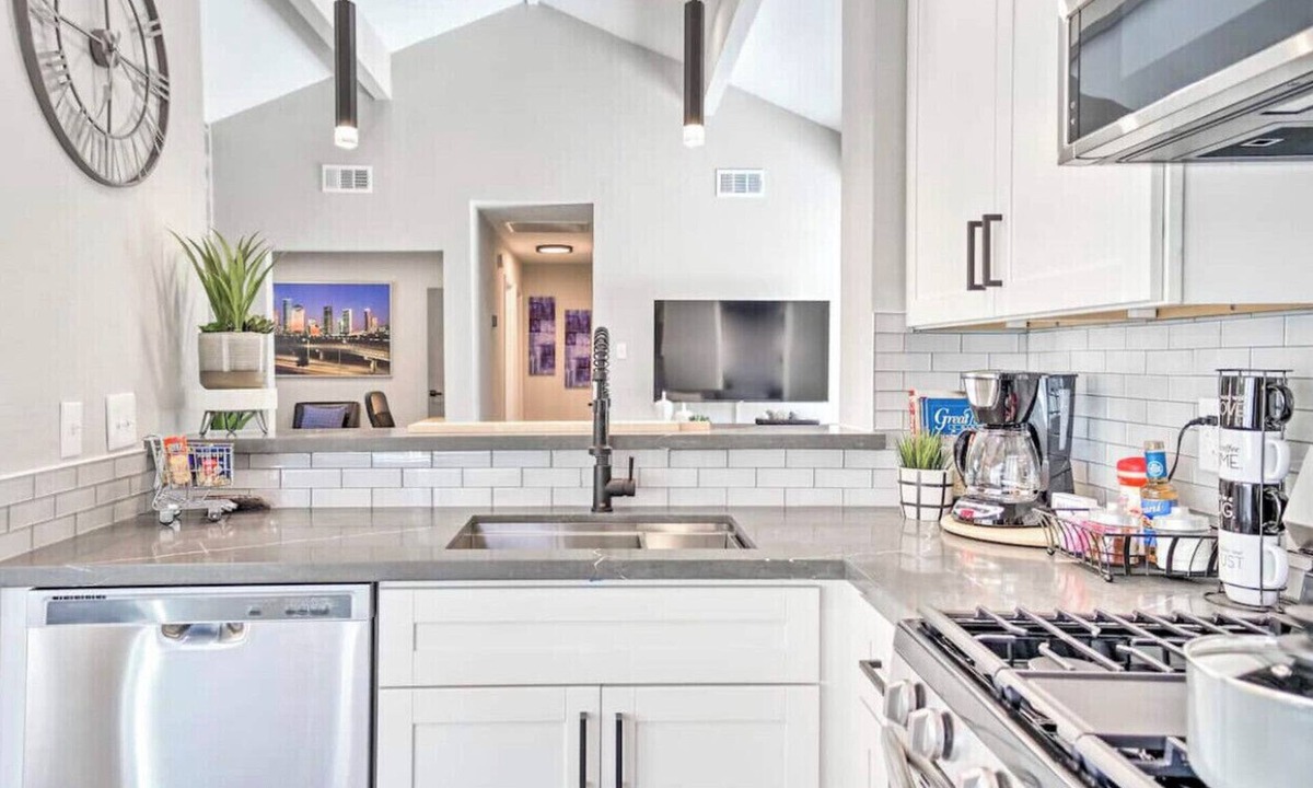 Barker House | King Bed + Office & SUPER Fast WiFi + Stylish Stay