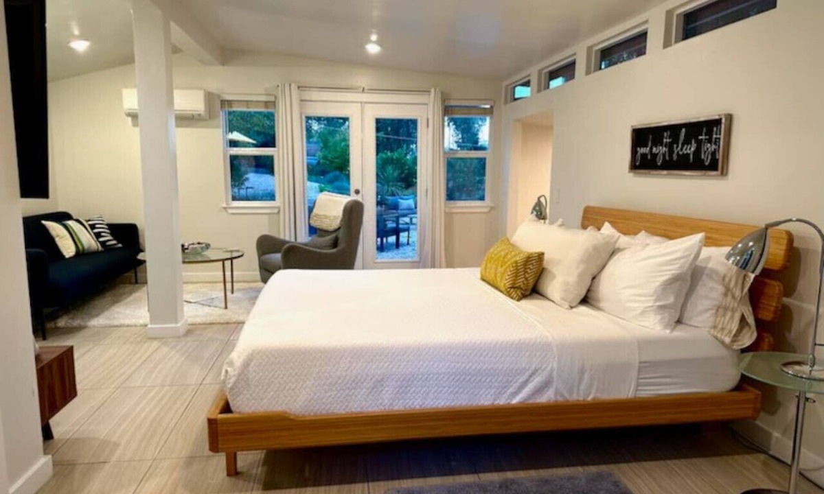 Carmichael House | King Bed-Peaceful Modern Cottage-Garden Setting