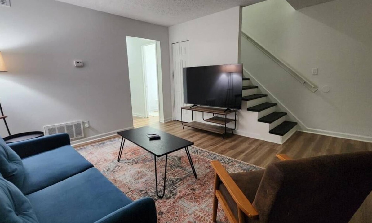 Buechel Apartment | King Bed| Pet Friendly |2BR Townhome with Parking
