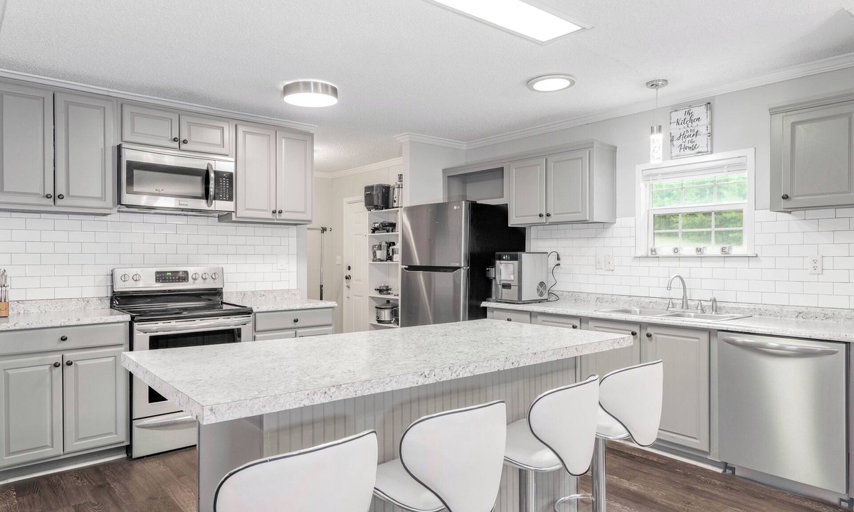 Madison House | King Bed Pet Friendly BBQ Grill Peaceful