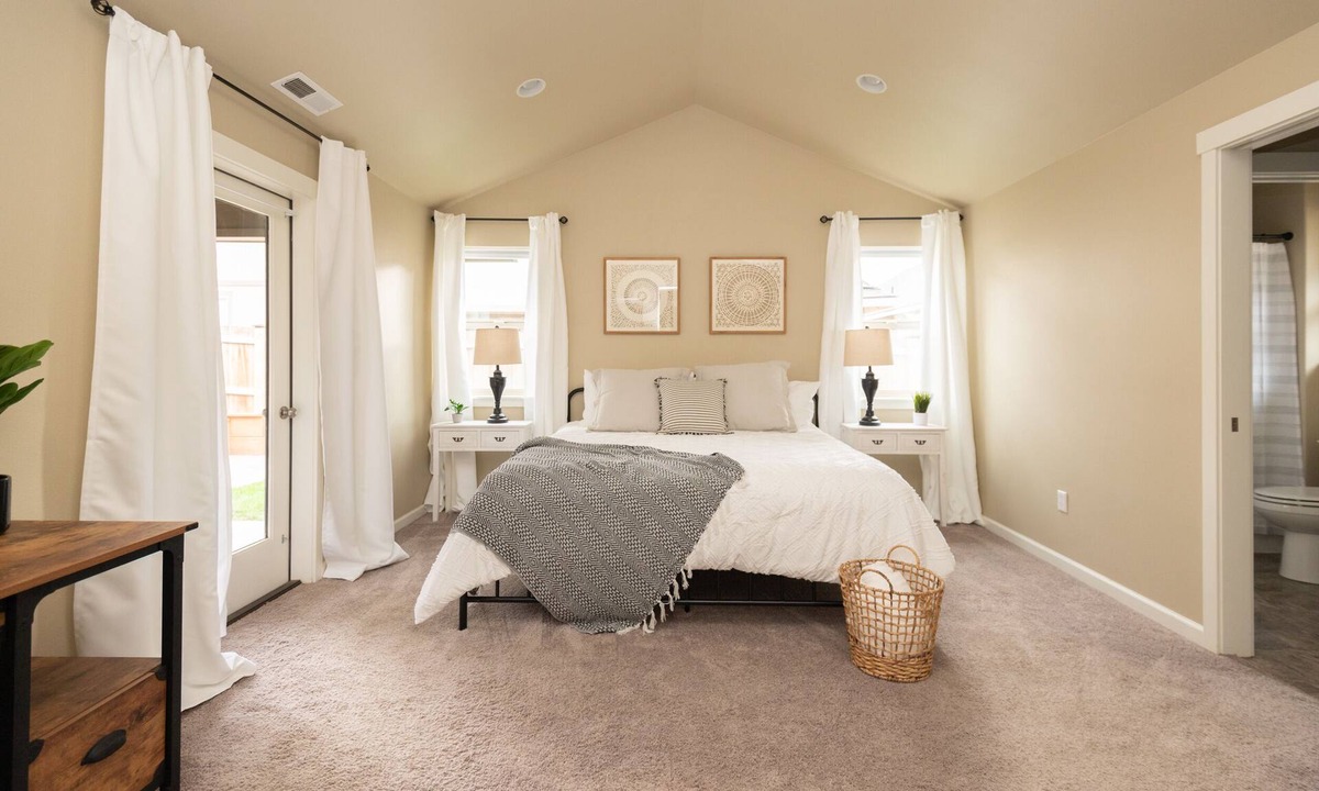 Larkspur House | King bed - Pet Friendly - Jameson's Place