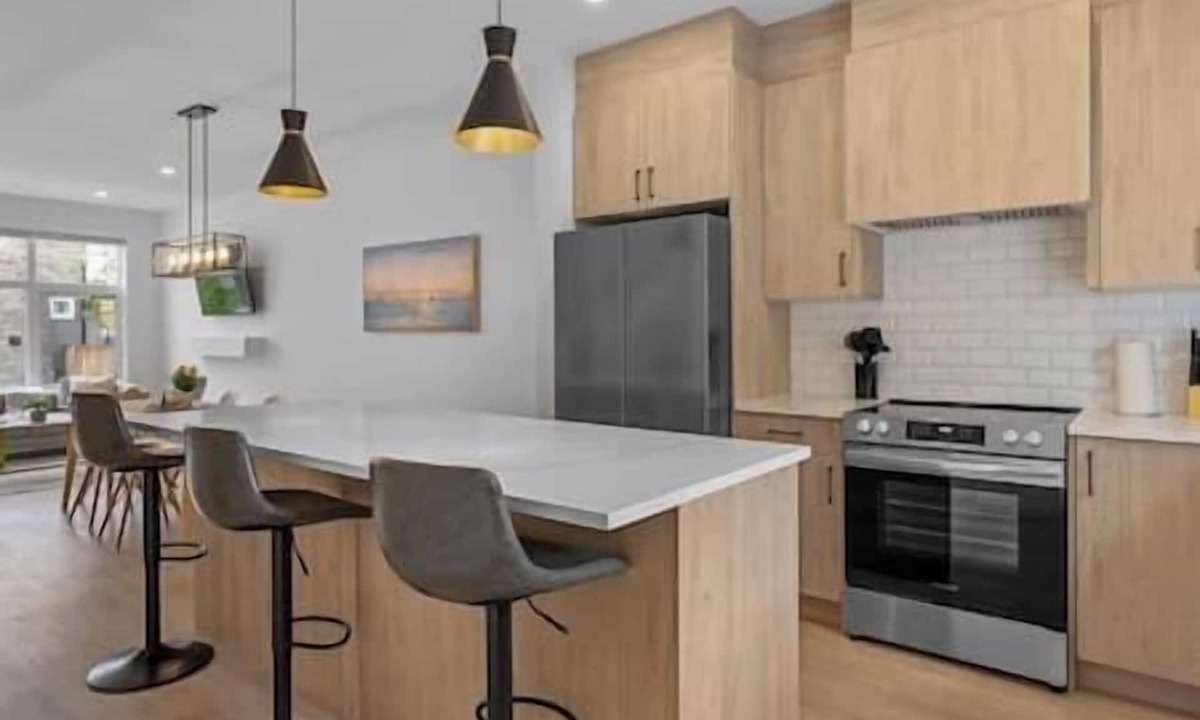 Southwest Calgary House | King Bed | Ping Pong | 3BR | Garage| AC | Backyard