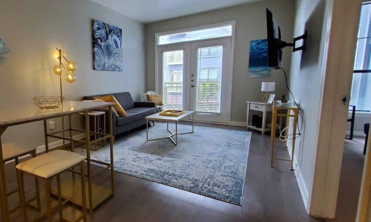 Far North Dallas Apartment | King Bed + Pool in Great Location by Galleria - A