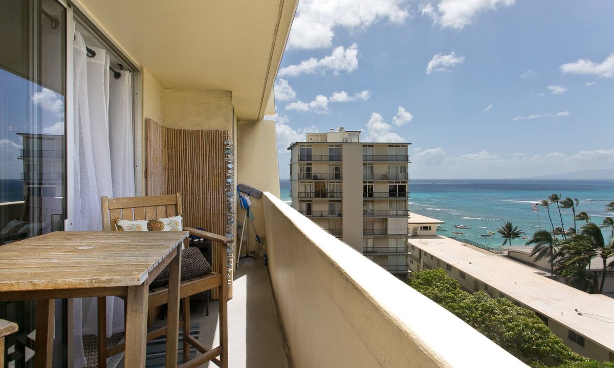 Diamond Head - Kapahulu - St. Louis Apartment | 👁‍🗨KING Bed- Private-Lanai 〰 Pacific Ocean-View Studio w/Full-Kitchen