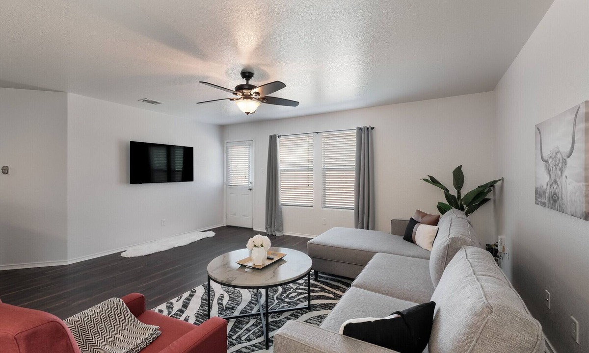 Selma House | King Bed, Private Office, Free Parking