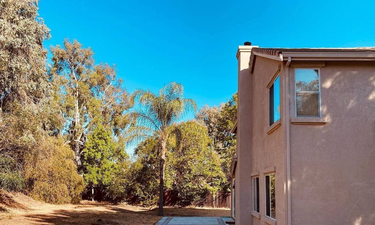 Antioch House | King Bed Private Room/Bathroom + FREE Parking