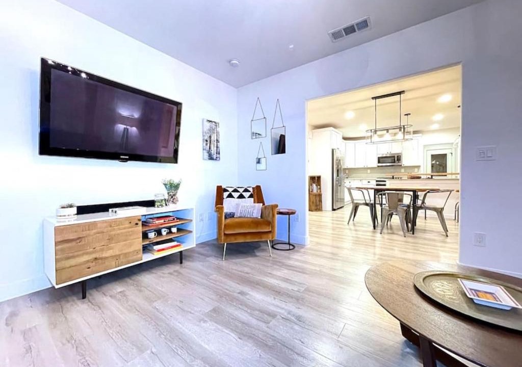 Central Sacramento House | King Bed-Private Yard-Driveway Parking