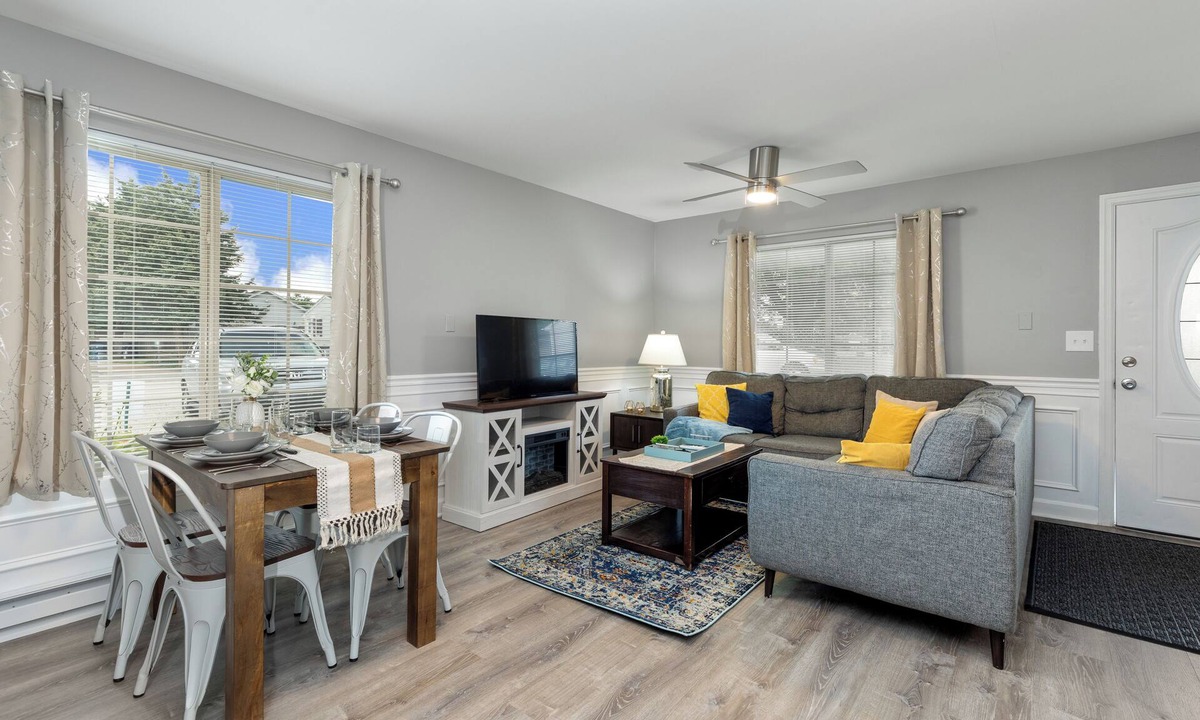 St. Charles Apartment | King Bed | Quiet 2BR Near Downtown St Charles