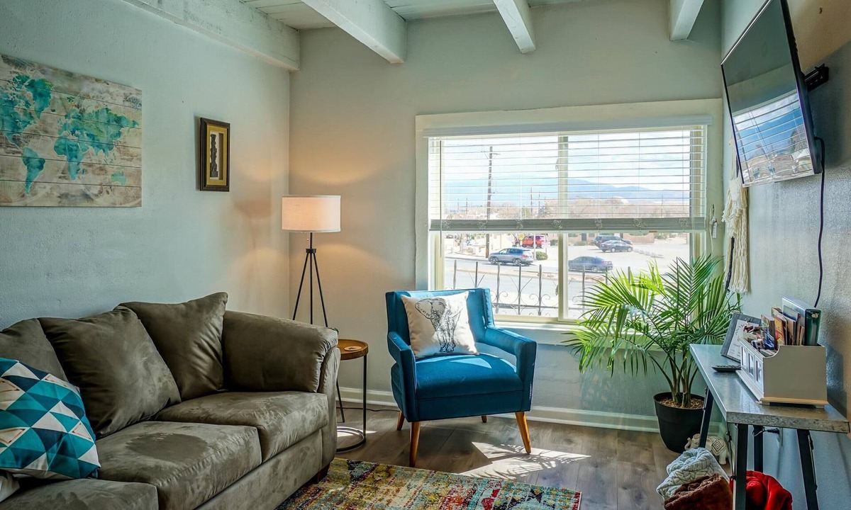 West Old Town Apartment | King bed, Queen bed, 2 TV's, Walk to Old Town