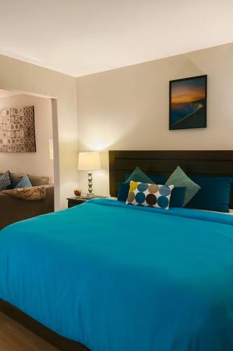 Oro-Medonte Apartment | King Bed Suite with Pool and Hot Tub Access
