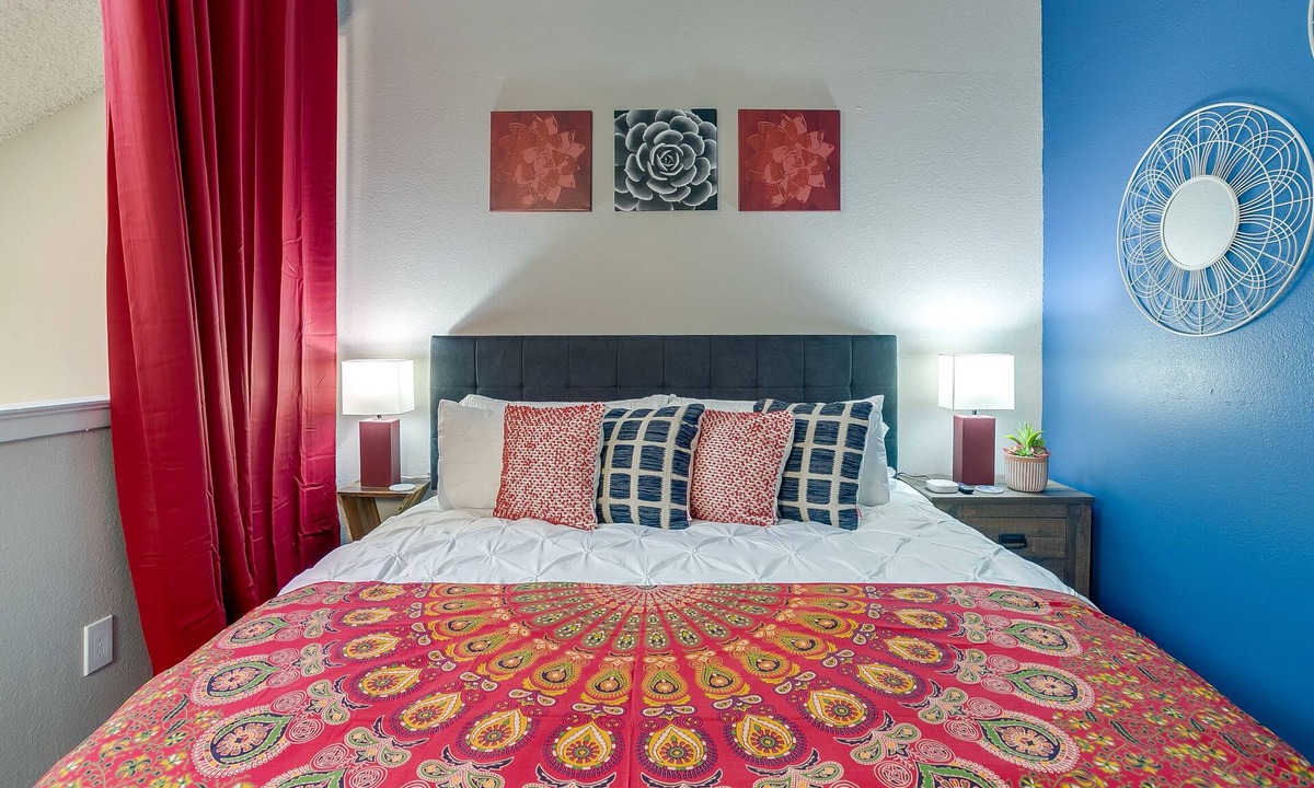Central Arlington Apartment | King Bed✶Super Fast WiFi✶4K TVs✶2 Car Parking #106