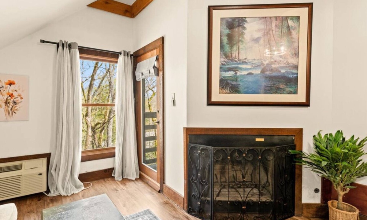 Townsend Hotel | King Bed | Tree Views | Sofa Lounge | Cozy Room