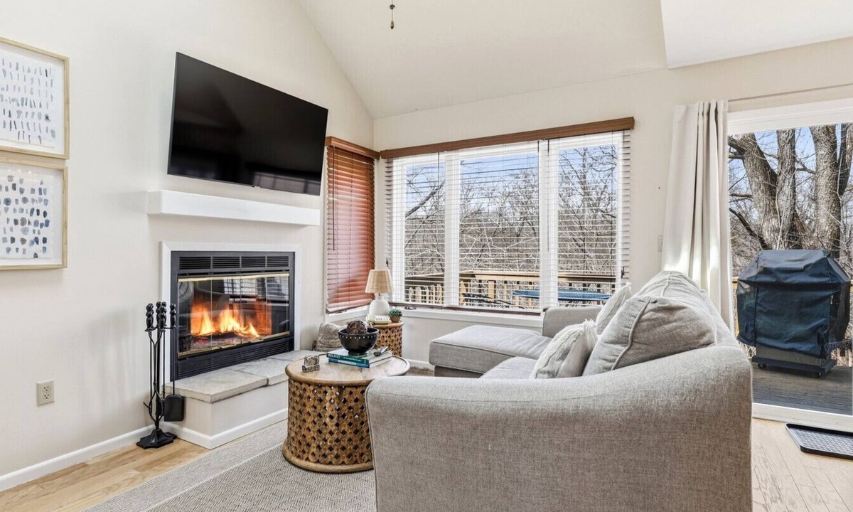 The Galena Territory Villa | King Bed w Pull Out Sofa + Murphy Bed