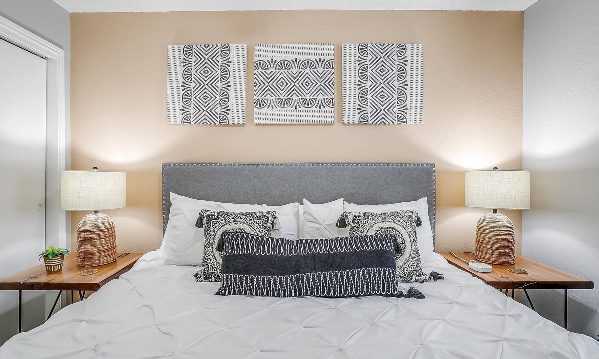 Central Arlington Apartment | King Bed ✶WiFi ✶Washer Dryer ✶4K TVs ✶Pets Allowed #425