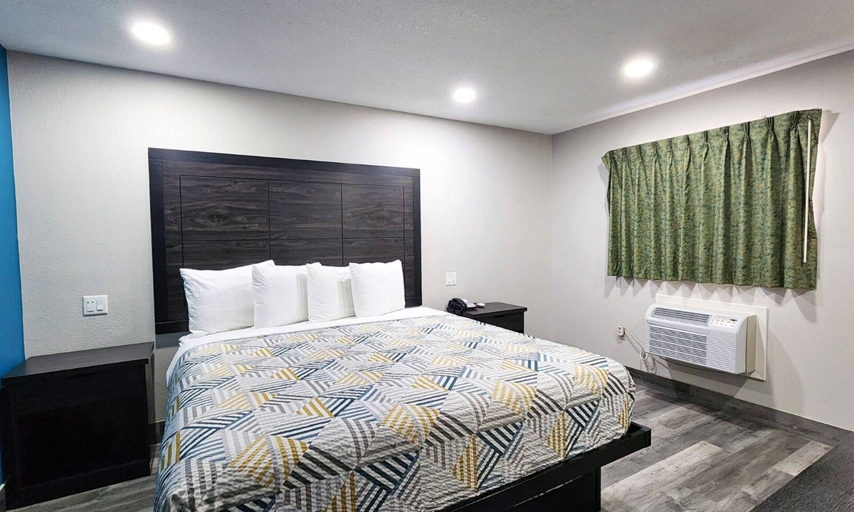 Wharton Hotel | King Bed with Free Breakfast, Parking, Near Riverfront Park